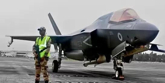 英国的F-35滞留在印度进入第6天，看起来还没打算让其回家。印度在打F-35的