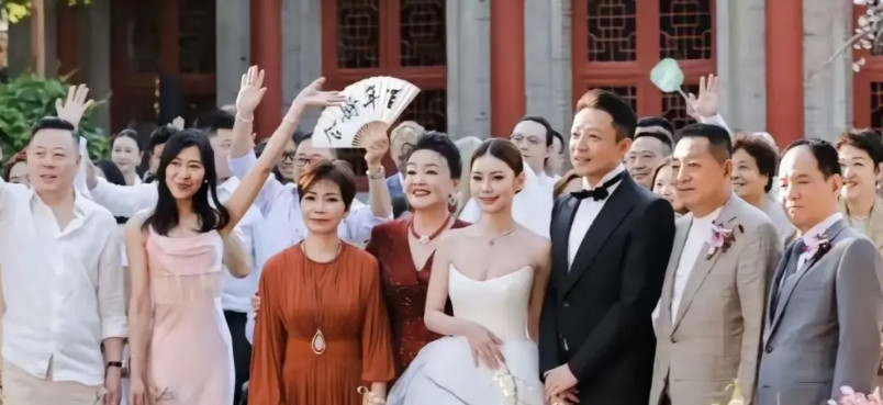 马筱梅娘家陪嫁送的车子，既不是迈巴赫，也不是奔驰S600，而是国产的华为问界
