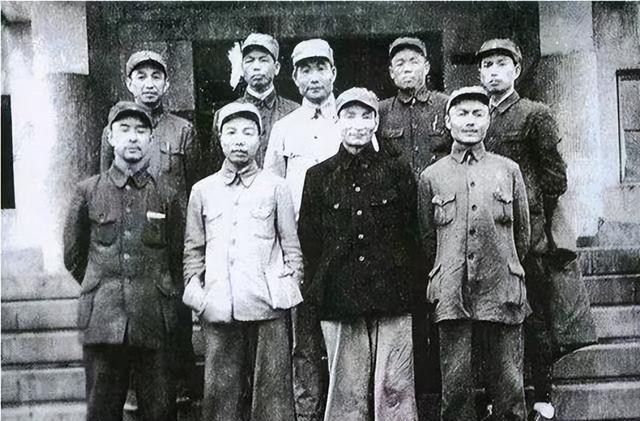 1963年，总政治部主任罗荣桓去世，他去世前曾希望萧华接替他的位置，然而萧华太年
