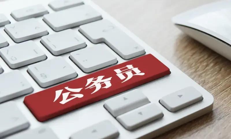 职场中，没有同龄人，都是前辈，每天很沉闷00后女孩，考上公务员单位今年只招她