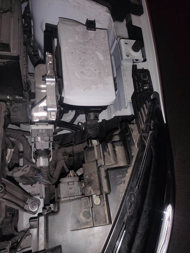 帝豪换近光灯左边电池旁边，太难了，一个灯泡换了20分钟！真的难换