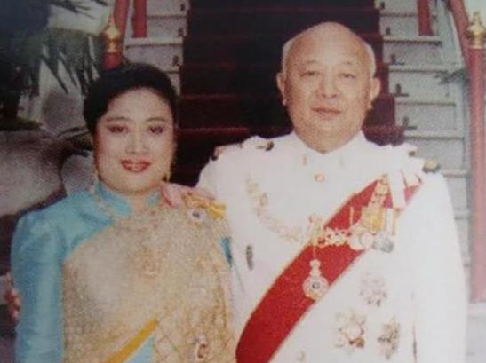 颂妃娘家有钱有势，若她不嫁泰王，嫁个好男人命都不知道有多好。可惜她嫁了个花心男，