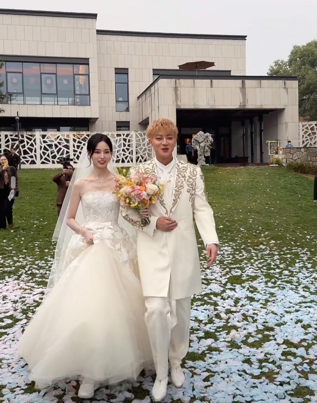 西兰花要成为婚礼新宠了？黄子韬婚礼抛西兰花，没有世纪婚礼，只是小范围亲友聚会。