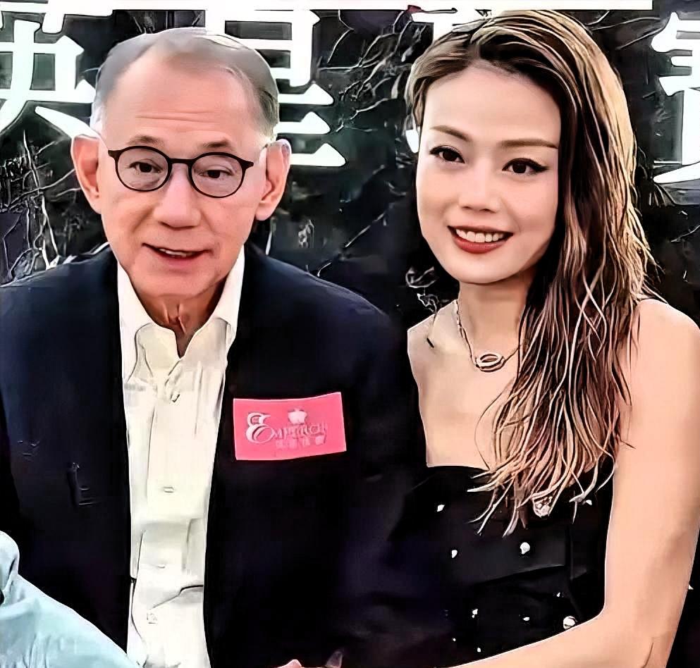 别被她的舞台长裙和稳到挑不出毛病的唱功骗了，也别怪路人不爱她。只要杨受成还在，容