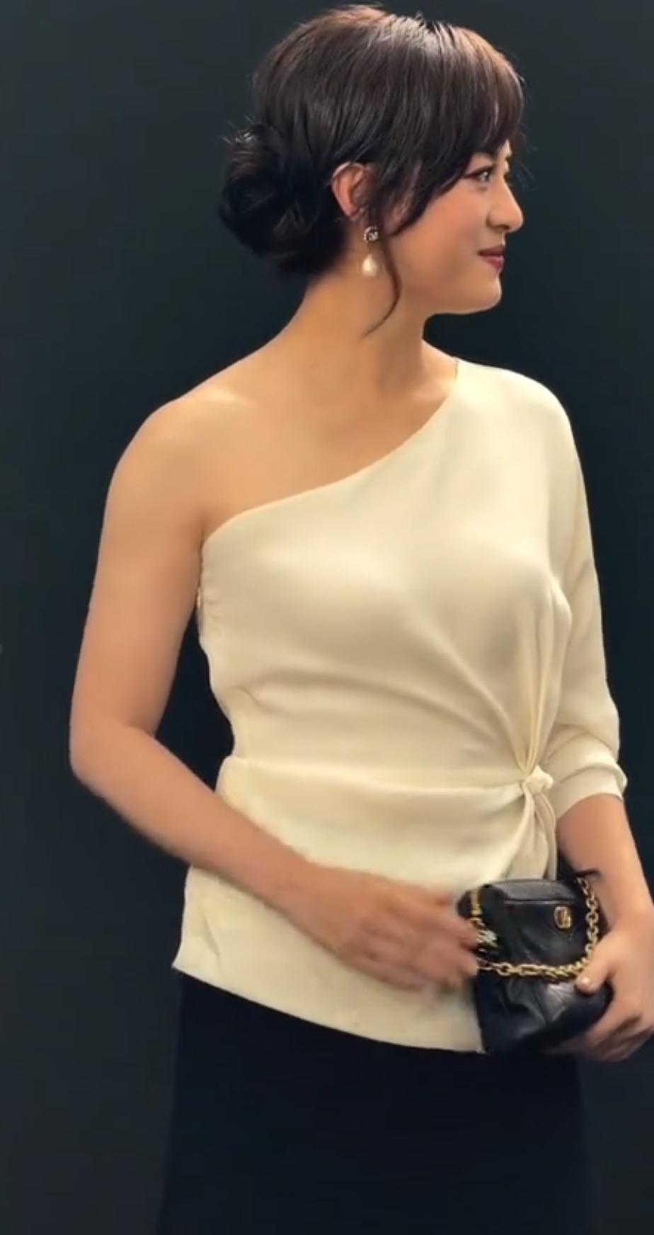 估摸孙骊换了造型师，美貌终于回归，衣服也终于穿对了，美得令人惊叹！巴黎时装周上
