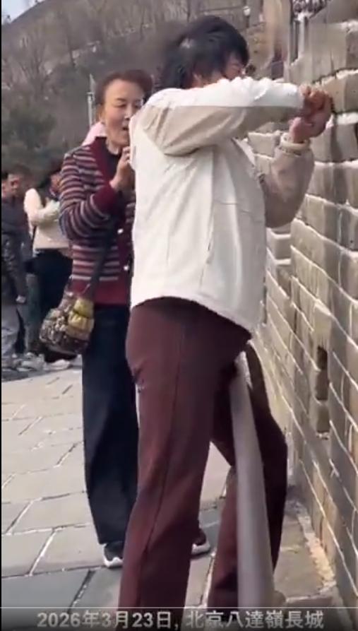 看看这些在长城砖上刻下姓名、日期及具“艺术"的字体。这是一场仿若武侠小说情节般