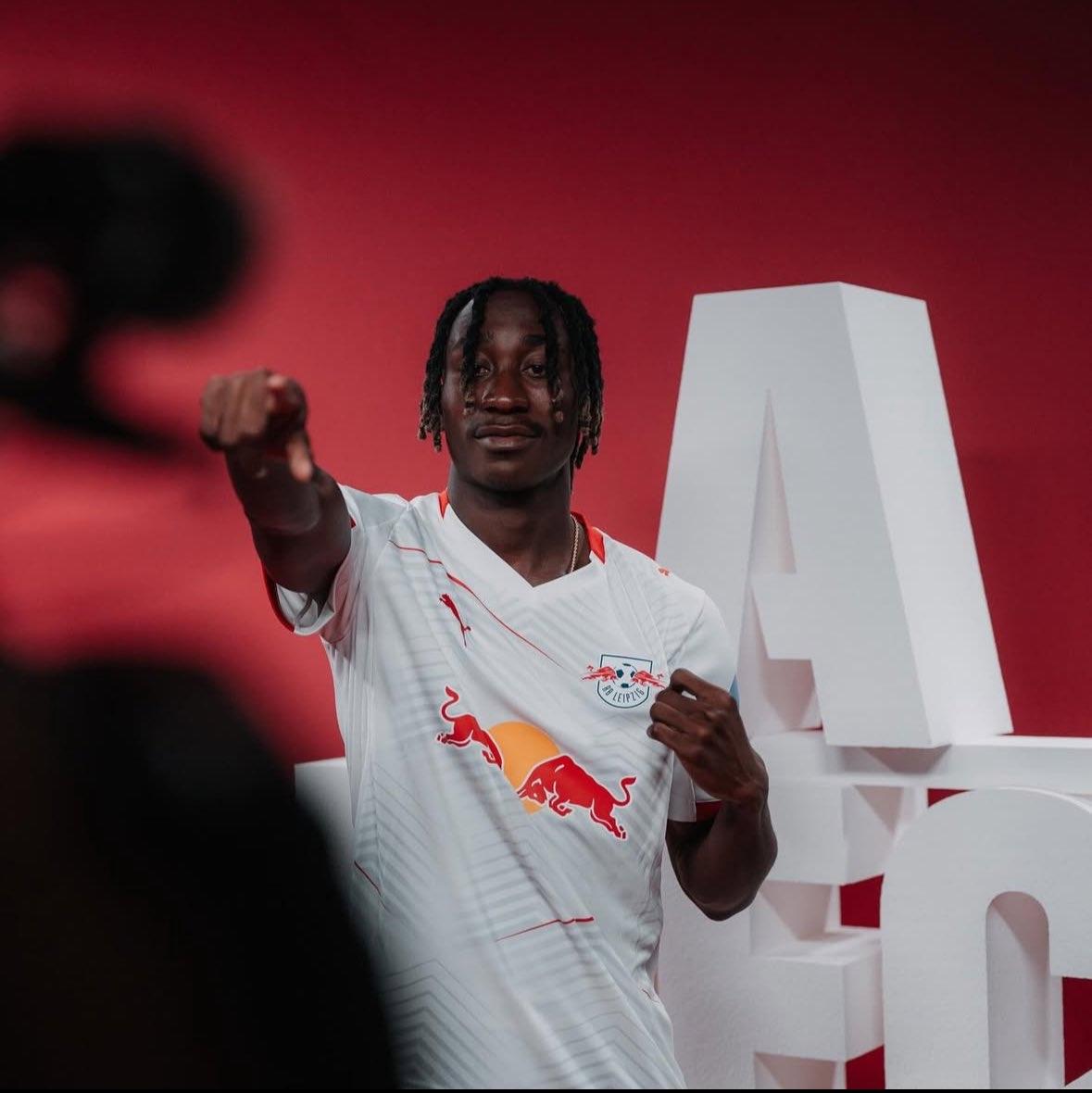 扬·迪奥曼德目前看不是冬窗的目标！曼联目前只是和他经纪人有所沟通，红牛目前也