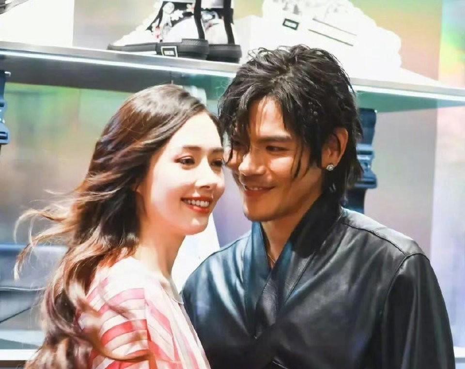 向佐探班郭碧婷又撒糖！浪子变宠妻狂魔，这反差也太绝了3月30日，向佐晒出探