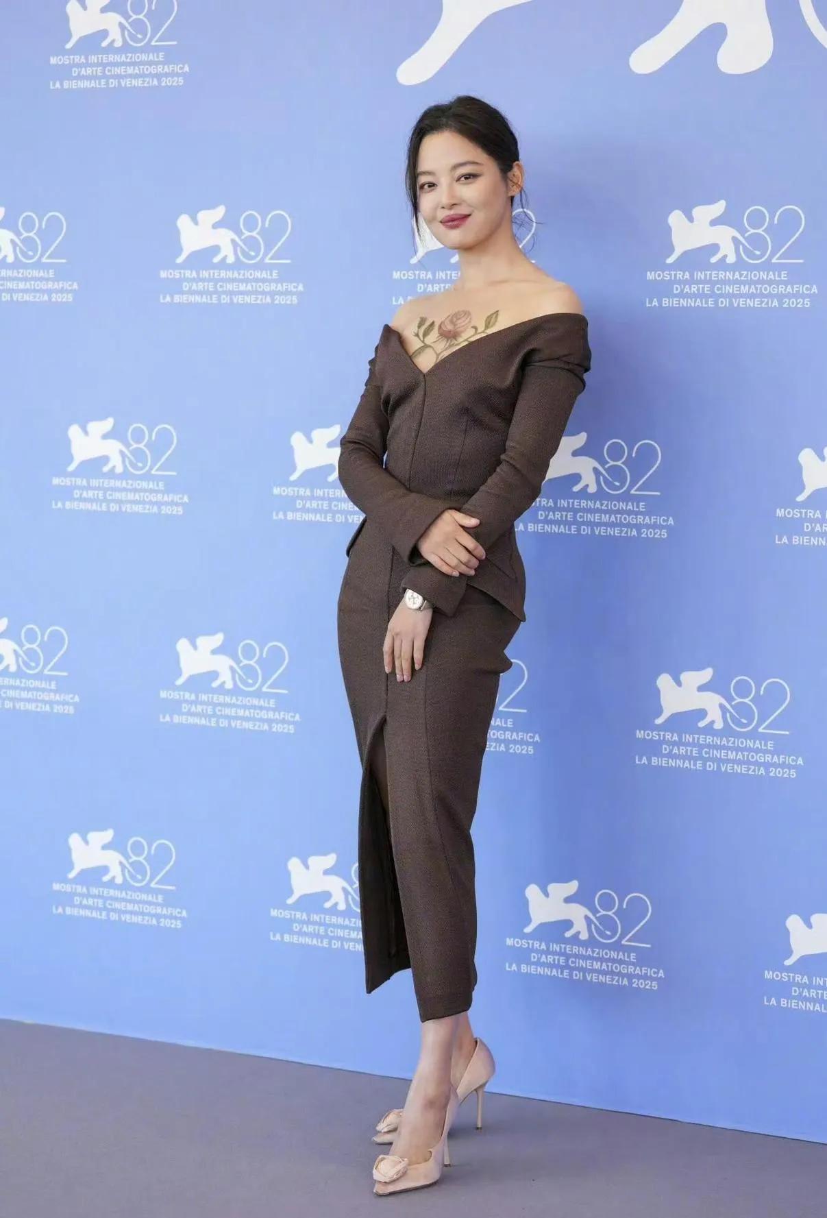 🌺辛芷蕾在威尼斯电影节这波操作，把“玫瑰藏于胸前”玩出了高级感！一身深棕