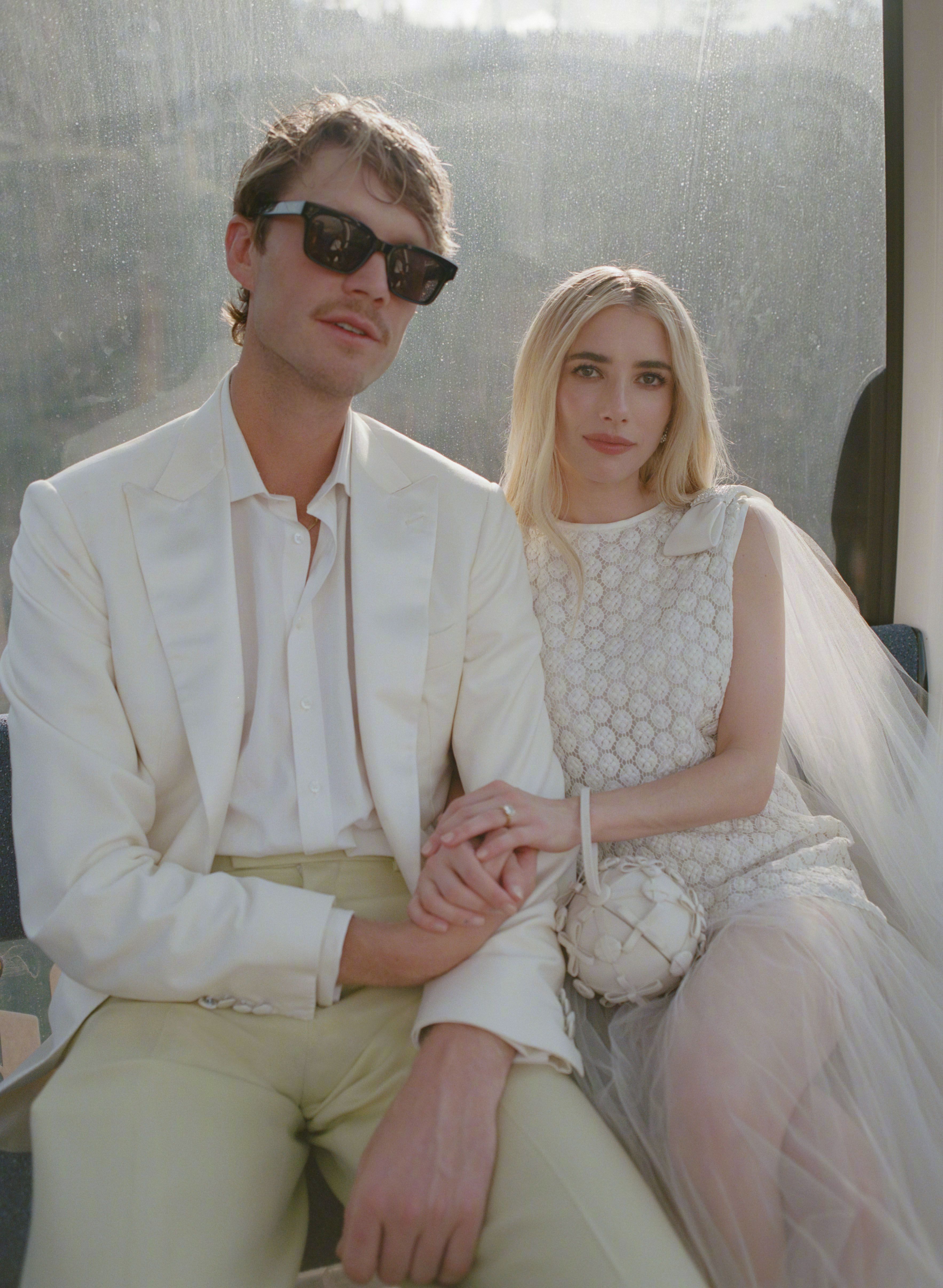 Vogue释出EmmaRoberts和CodyJohn的婚礼写真，并详细