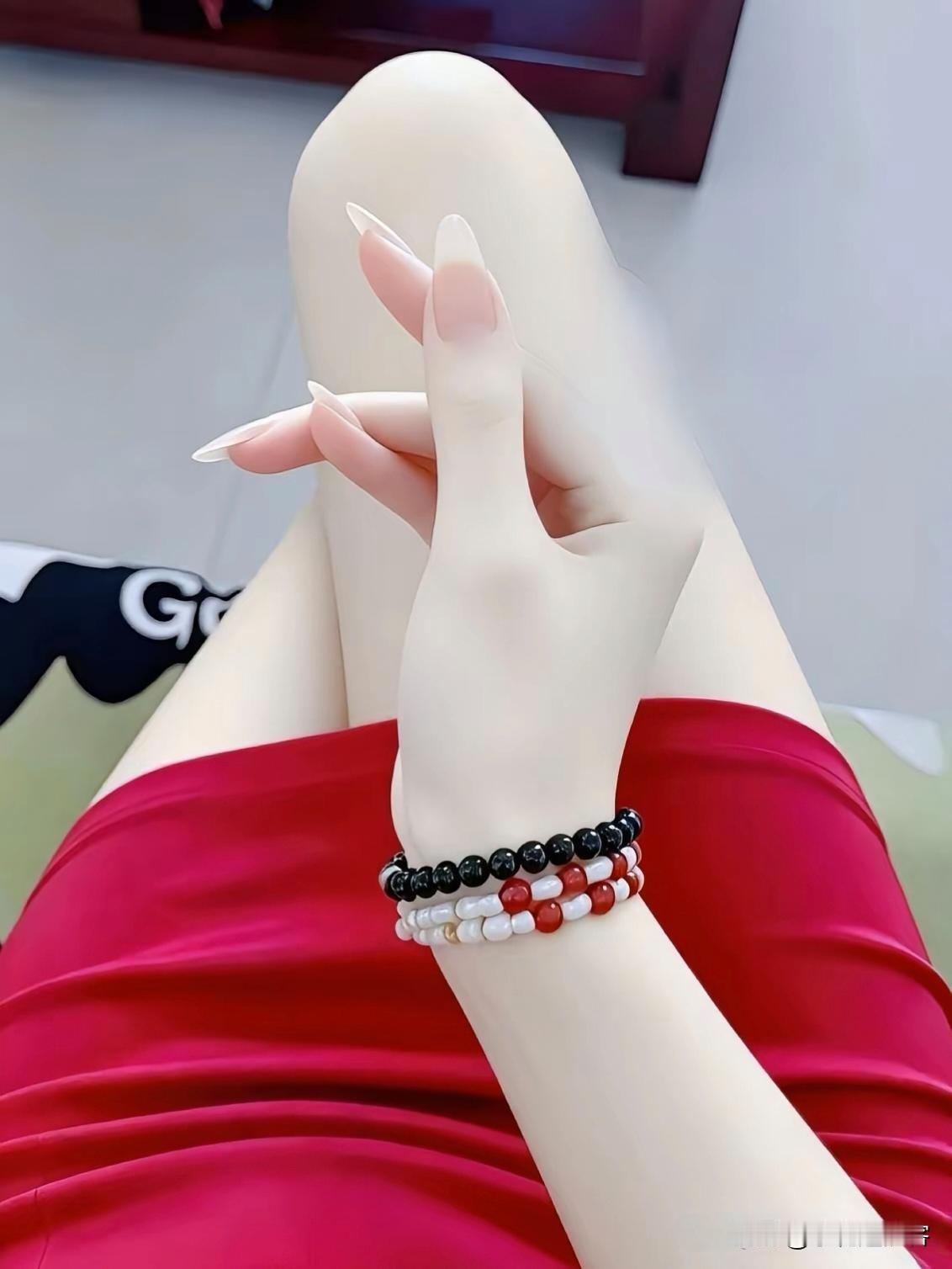 昨天去政务大厅办事，遇到一件有意思的小事，到现在我还琢磨不透。我正坐在椅子