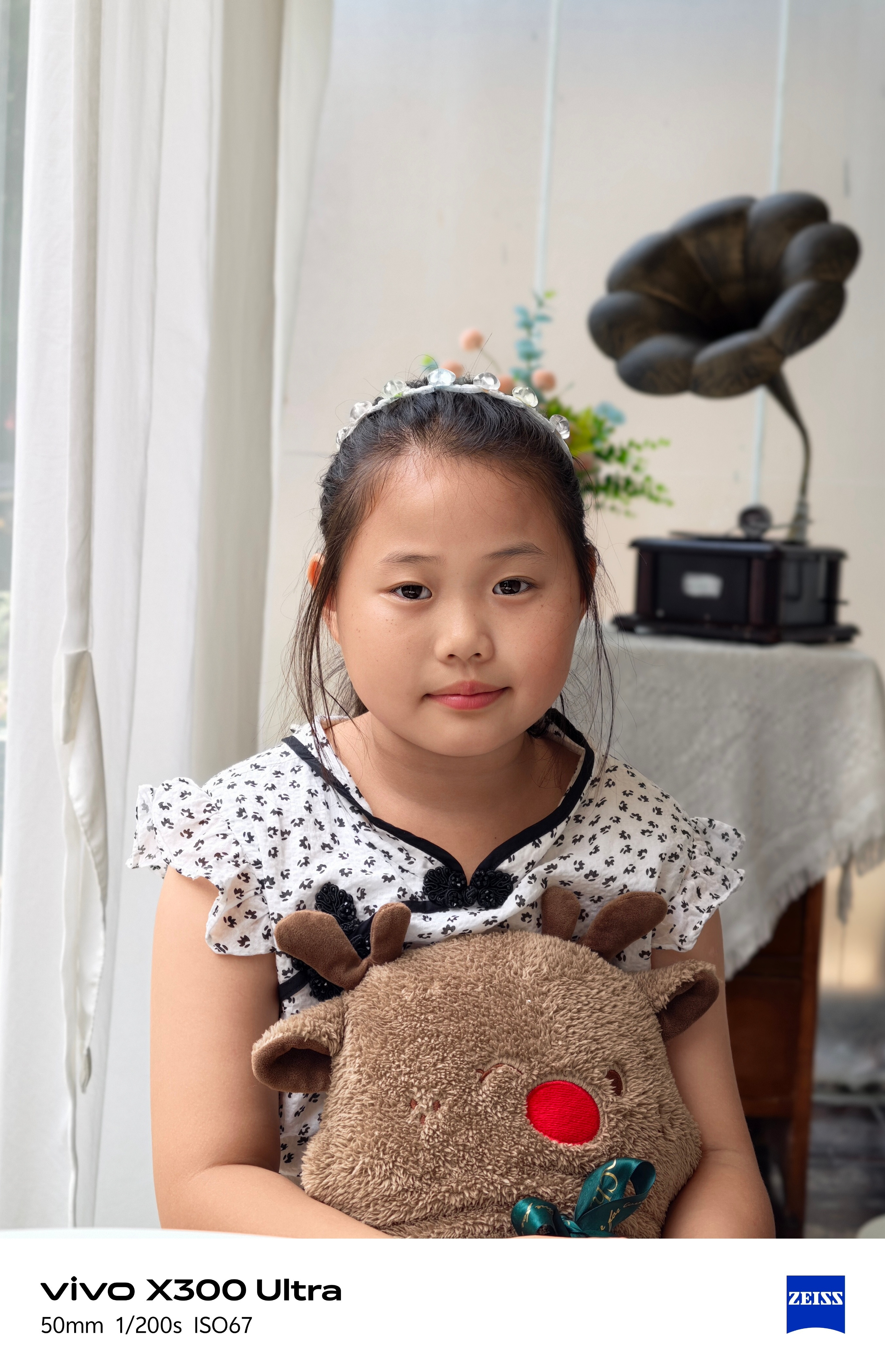 子弹兄拿着新买的vivoX300Ultra，给我的拍照模特，也就是我可爱的女