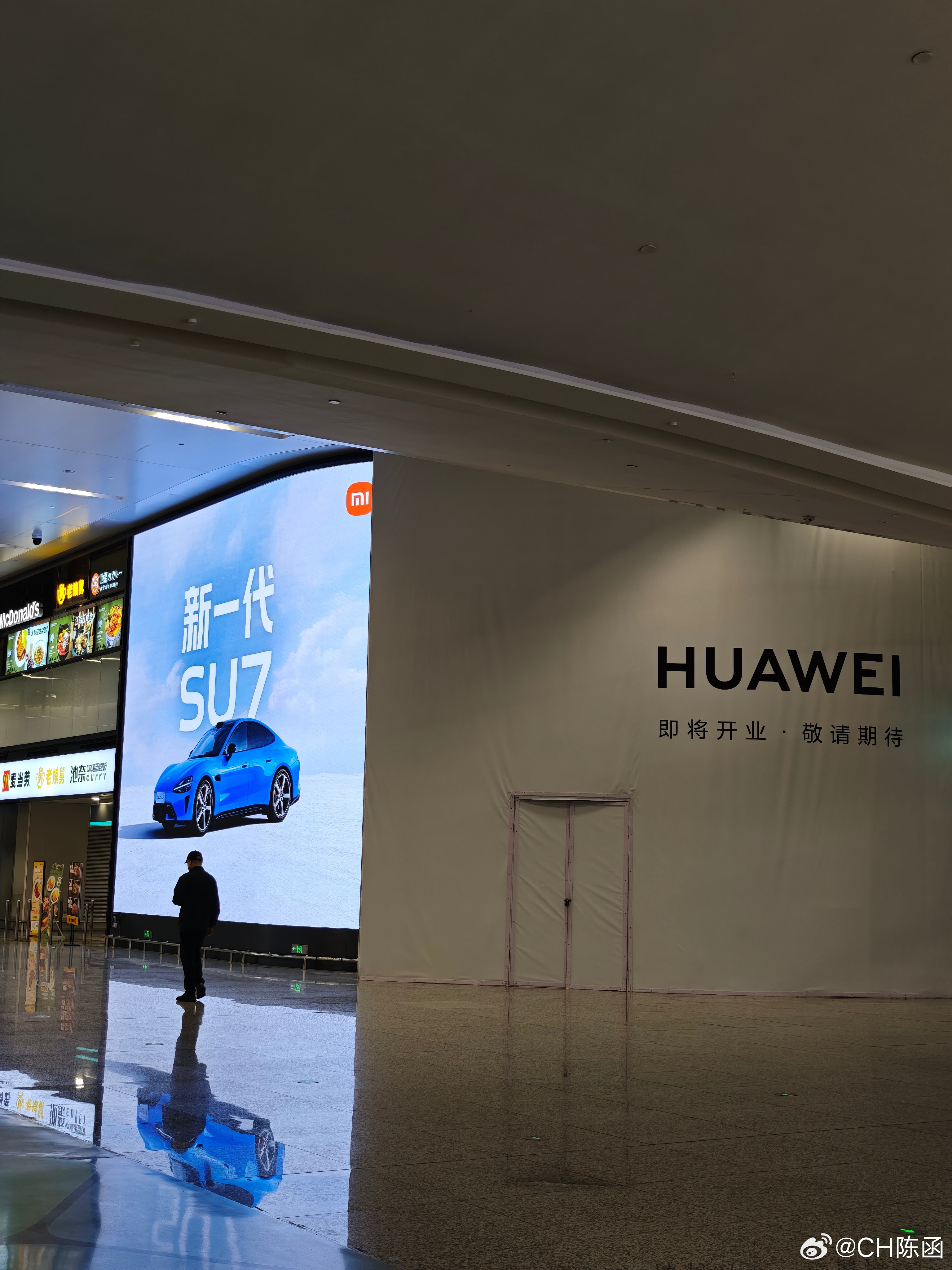 小米是真有钱！杭州机场最好的位置投了2块大广告牌其中一块旁边还是即将开业的华为店