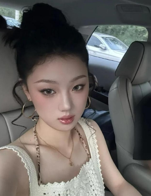 想不到...单依纯也是不上镜的那种。她本人比照片还要美！这么好看的妆容加上精致的