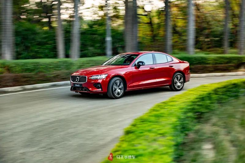 你觉得沃尔沃怎么样,喜欢吗?沃尔沃这品牌挺有个性。它的优点很突出，安全是王牌，