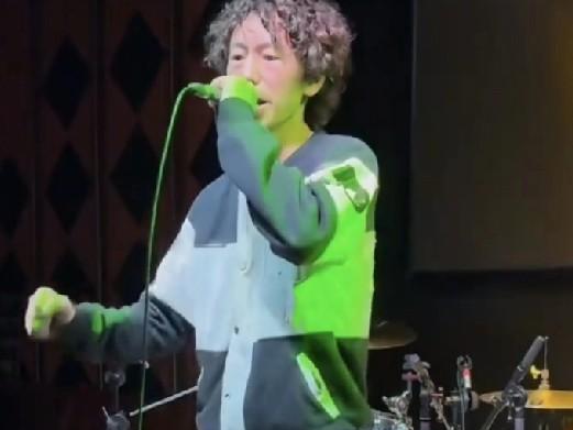 2025年，庞麦郎南宁演唱会现场座无虚席，通道也挤满观众，荧光棒汇成星河，灯牌