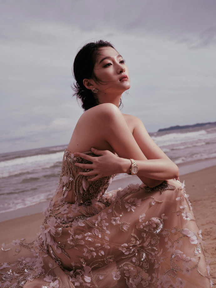 关晓彤蕾丝香槟裙关晓彤ELLE出图了关晓彤ELLE造型出图关晓彤蕾丝香槟裙，关