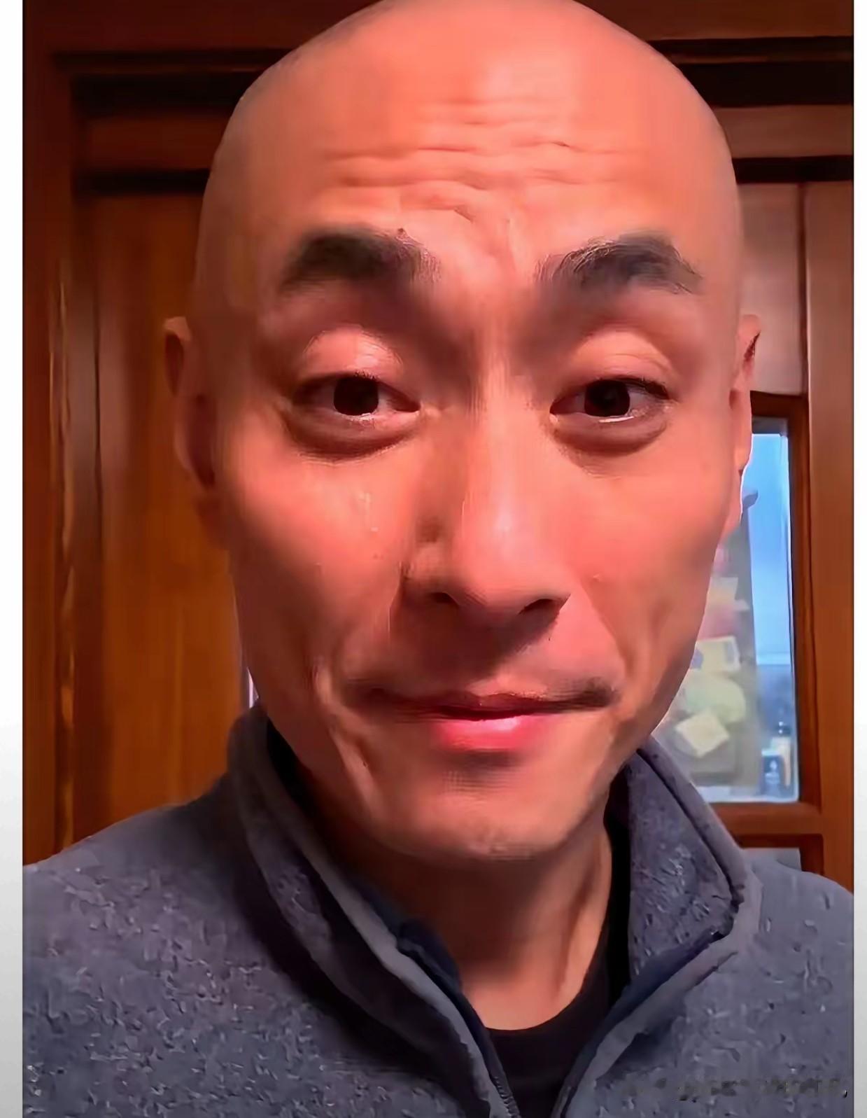 成都那个鼓手，查到最后，怪事来了。他在村里有套房，但工作人员把全村的户籍登记册翻