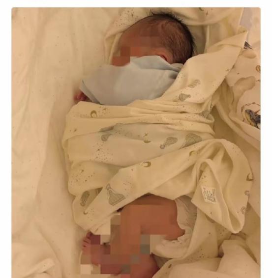 令人揪心！一名怀孕八个月的年轻孕妇不幸猝然离世，婆婆含泪跪地，执意要求剖腹取子。