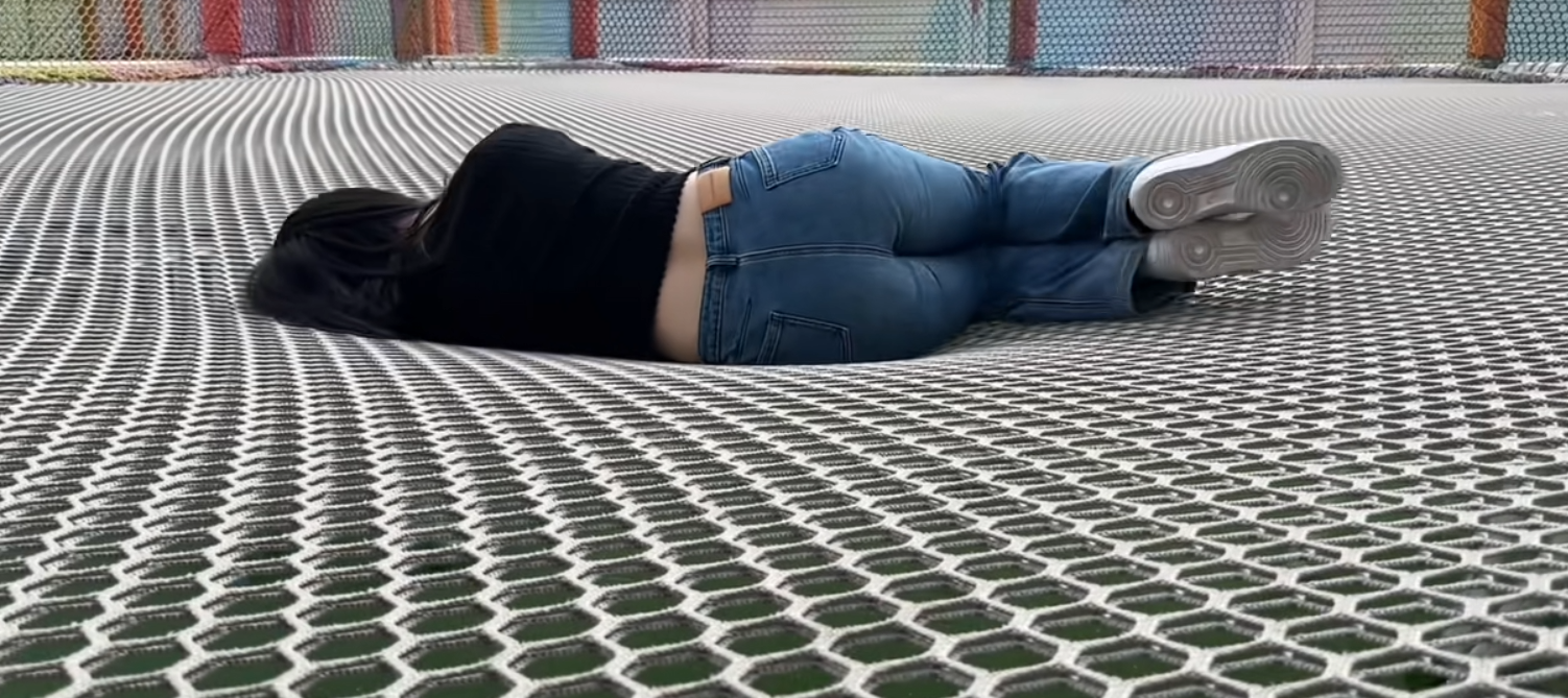 老婆玩蹦床摔倒了怎么办？