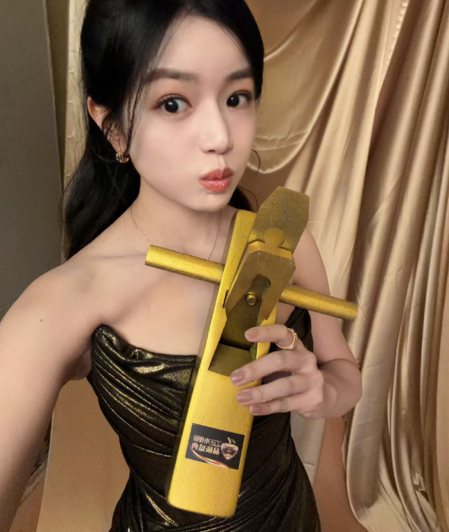 陈妍希开心晒出一组美照以及手捧奖杯的自拍照在2026年电视剧品质盛典中，陈妍希