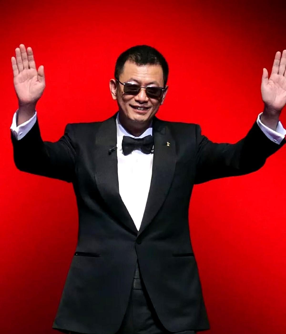 当年拍《阿飞正传》，刘德华被删到只剩个背影，气得想甩手不干。王家卫不哄人，不解