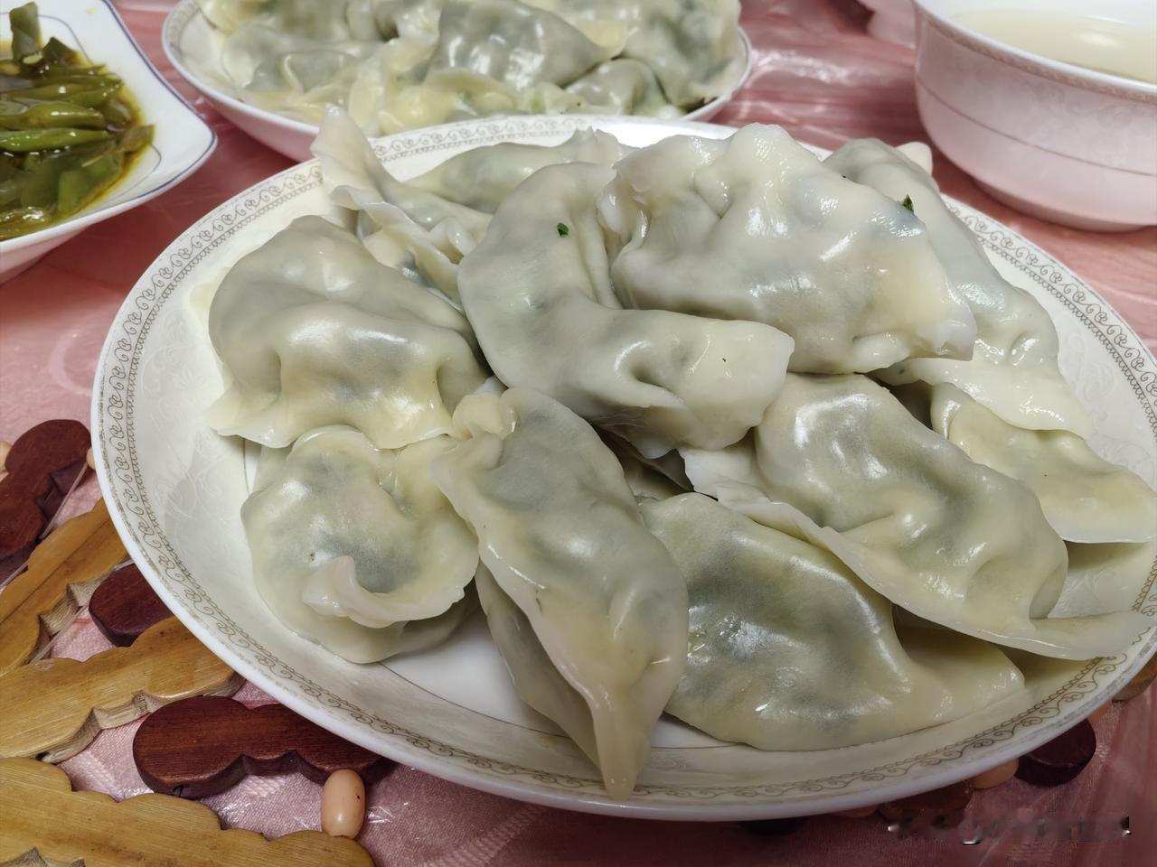 今晚我们吃饺子。冰箱里有女儿婆婆给我的自家地里种的新鲜韭菜，所以这韭菜馅饺子就安