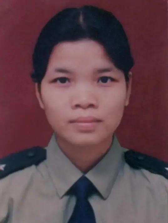 1997年，22岁的女警严婷正在值班，发现被关押的男毒贩竟自己撬开了锁，看见对方