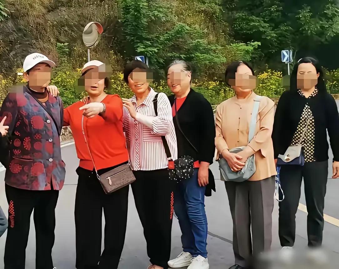 泪目！6名退休老师去贵州旅游，突遇大雨，在一农户家躲雨，主人家做了9菜1