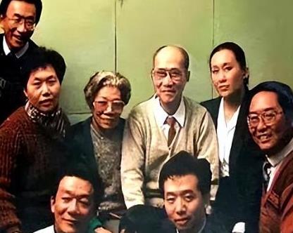 1950年，随着一夫一妻制的颁布，侯宝林召开家庭会议，看着泪流满面的三个老婆，