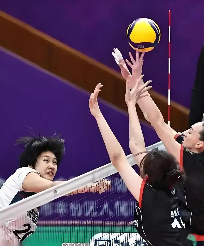 辽宁女排杜秋爽发文退出！远赴日本寻求机会。06年小将杜秋爽，身高1米95（
