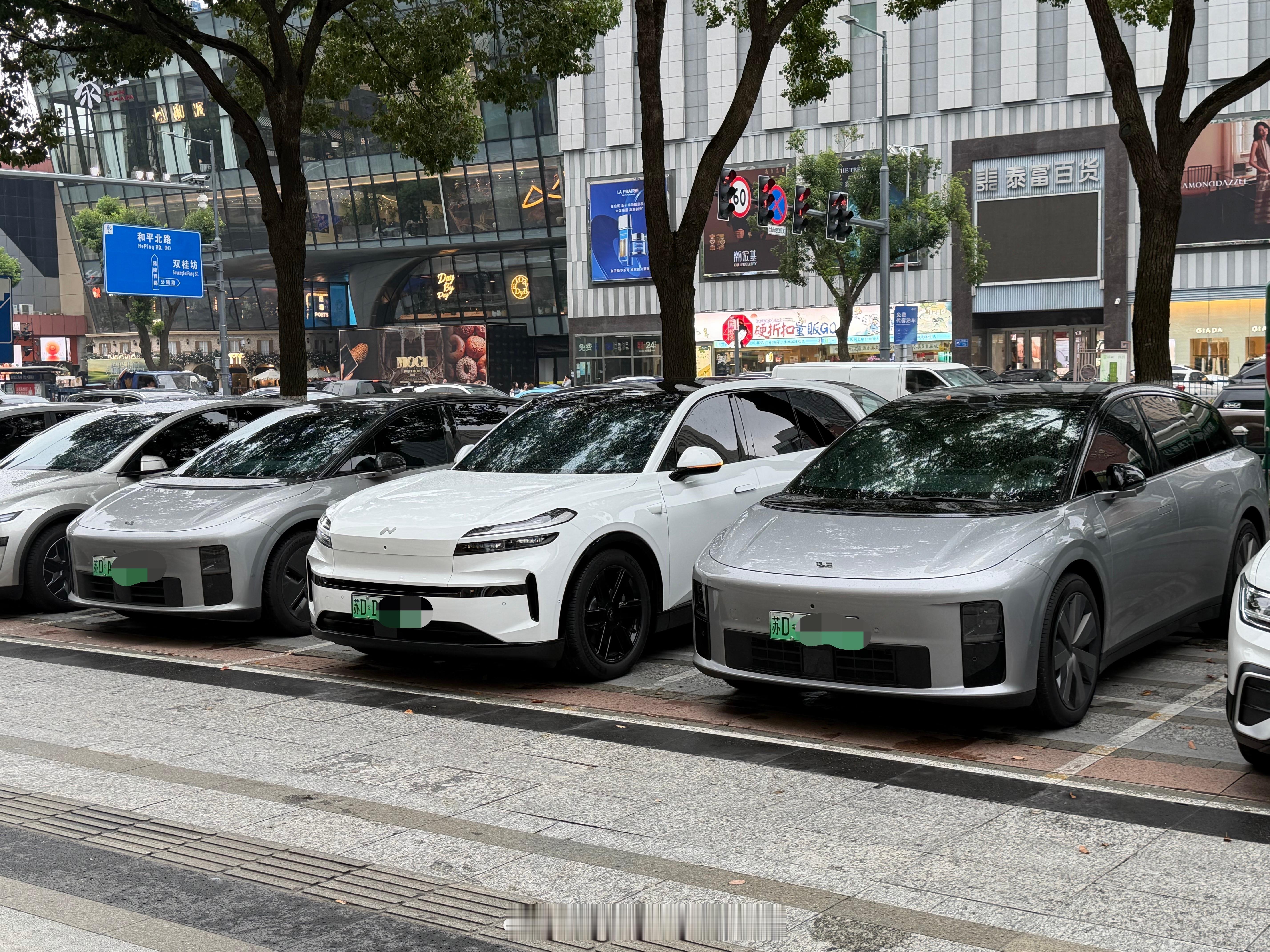25万级的纯电大五座SUV，图中乐道L80和理想i6两款车我都是车主，此时此刻，