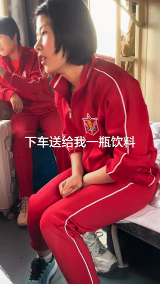 女子在火车上意外偶遇几个来自朝鲜🇰🇵的运动员？他们应该都是来中国参加比赛的