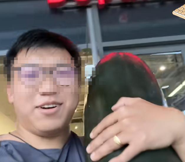 香港一男子为给女儿降暑，专门从深圳买一个冬瓜抱到香港。当男子把冬瓜和女儿放在一起