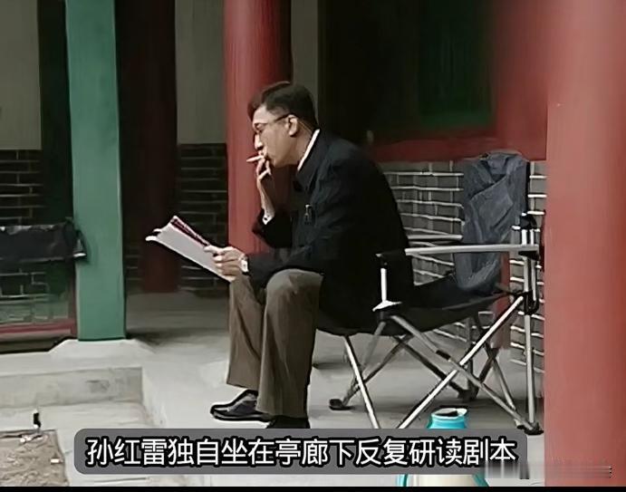 这是当年孙红雷在浙江横店影视城拍摄经典谍战电视剧《潜伏》时，独自一个人坐在片场一