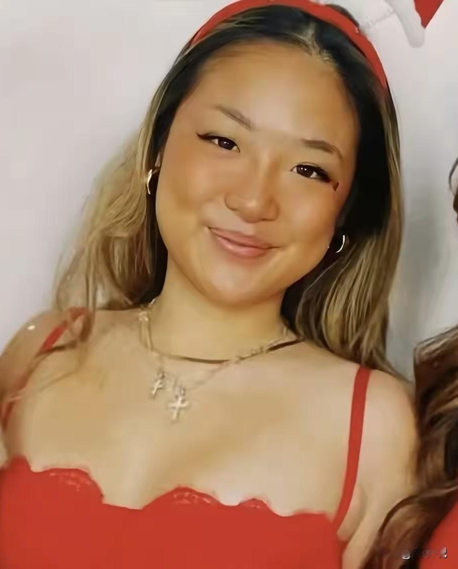 张学友26岁大女儿张瑶华近照曝光！她染了一头黄毛，小麦肤色，化着精致的大浓妆，一