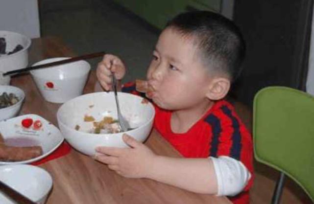妈妈带儿子吃早饭, 儿子给妈妈吃这些, 路人看了之后都感叹不已