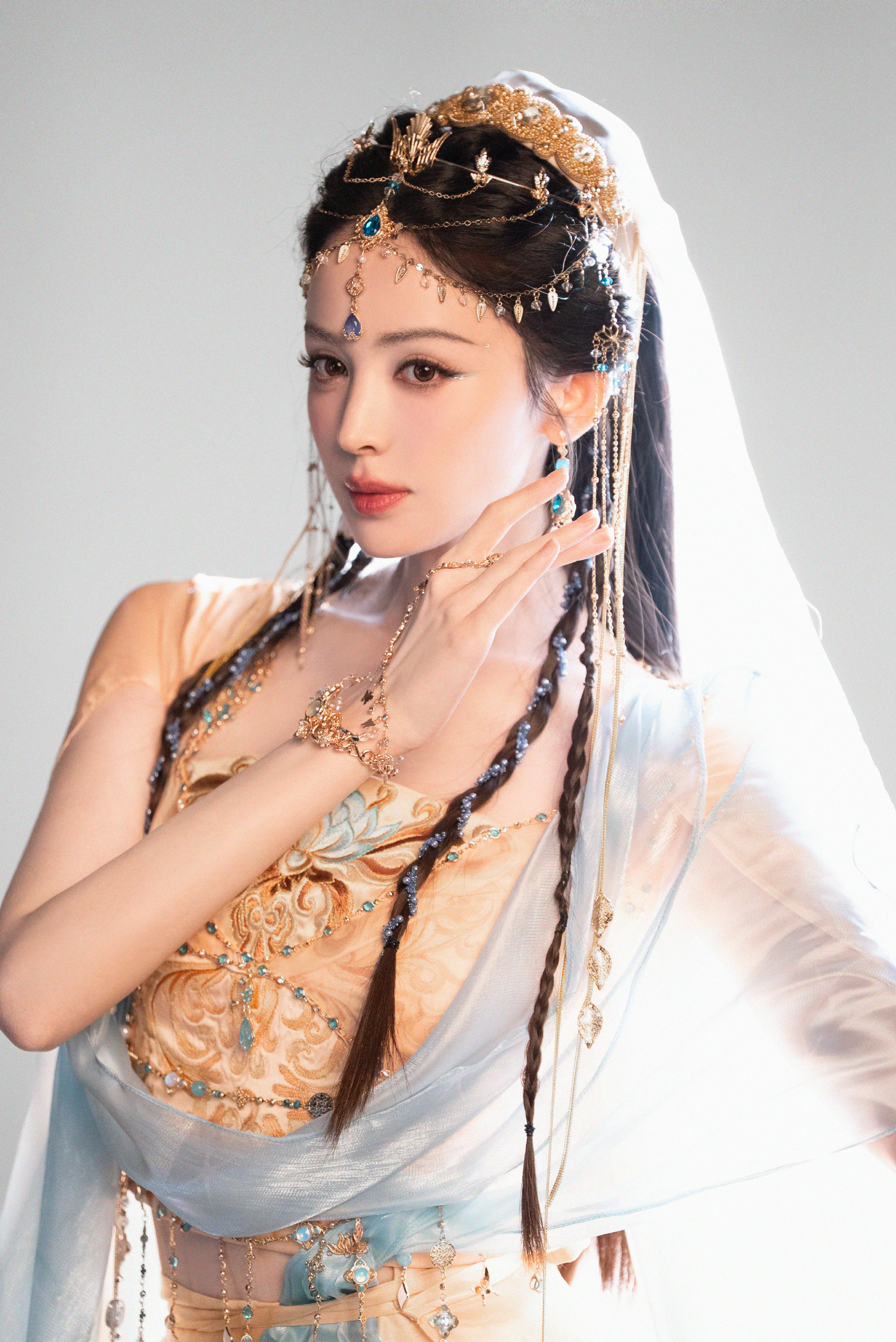 恭喜娜扎拿下新代言~城有良田代言的这套造型真的好美，异国公主的美貌不是吹的