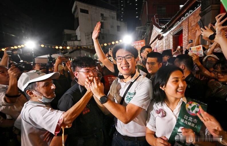 沈伯洋“洋流”来了？昨天晚上沈伯洋在台北市景美夜市现场排起了长龙争相与