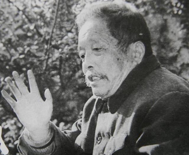 1955年，一走江湖的男子故意让毒蛇咬舌，待蛇吐尽毒液，他一口咬掉蛇头，众人皆惊