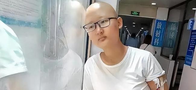 痛心！2019年，河北一癌症女孩在病房里对着亲戚朋友怒吼：“我凭什么就该死？”亲