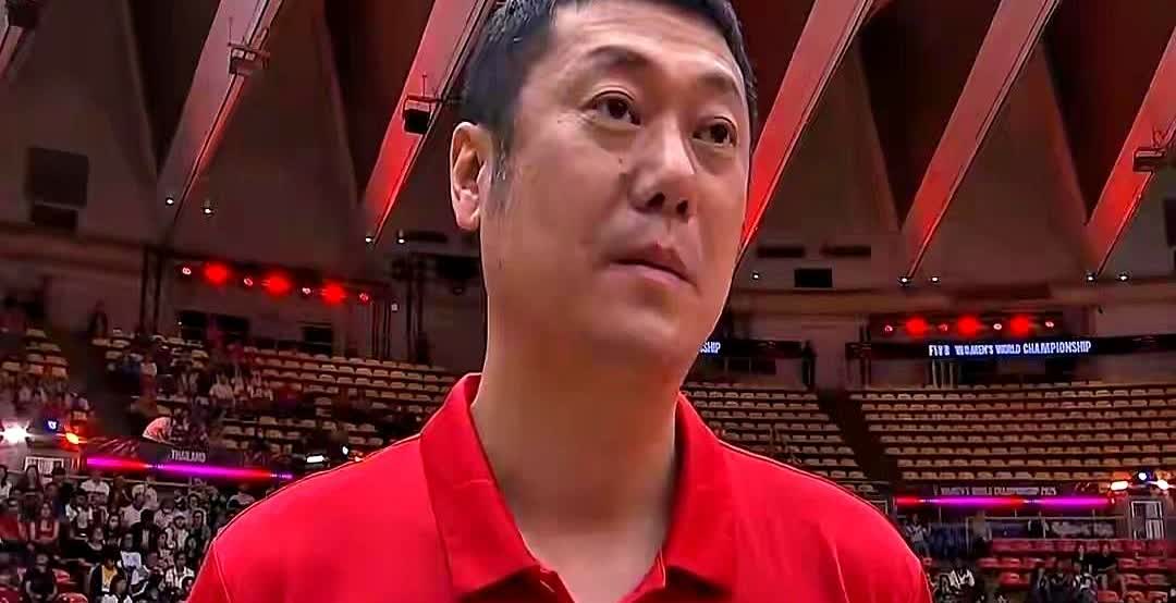 郎导一走，女排直接掉档。原来强队滤镜，是郎平亲手给世界戴上的。2013她