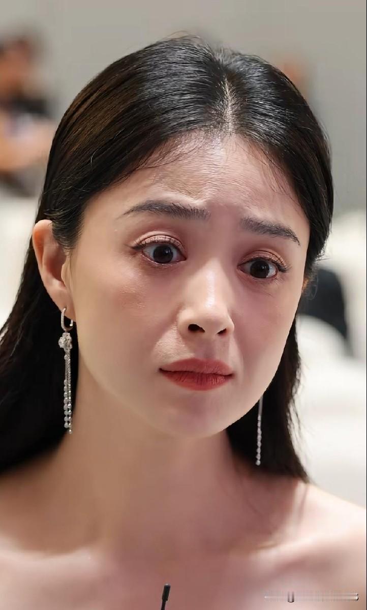 看着欣姐原相机生图，没硬拗少女感，皱纹里藏着故事，反而真实得挺动人。就是这姐出席