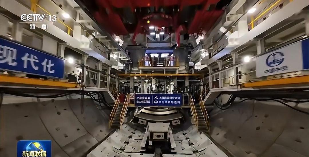 长江水下89米！高铁350公里不减速穿江，中国基建又创奇迹3月29日，长江