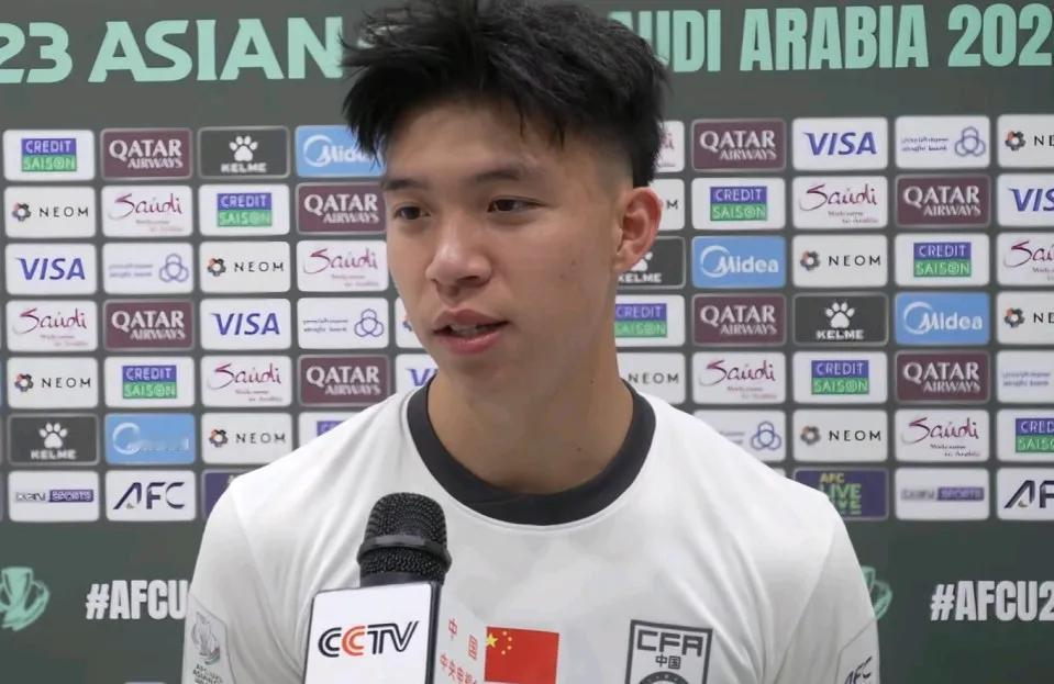 王钰栋采访时透露了他在U23国足进球后脱衣庆祝的原因。在结束本届U23亚洲杯的