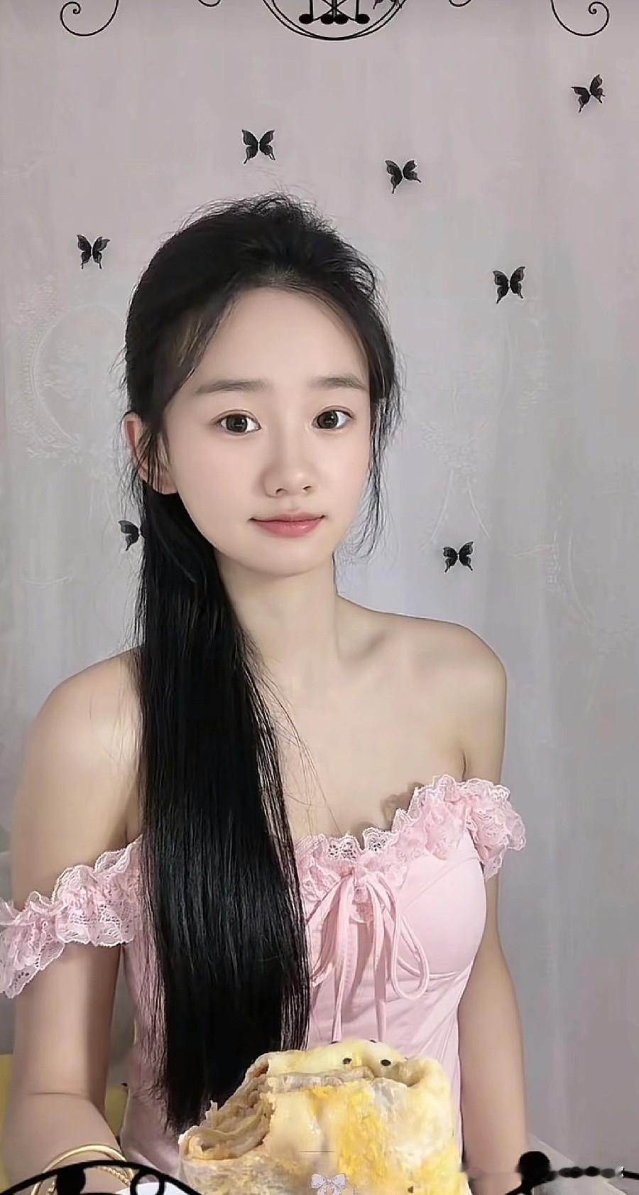 药药切克闹，煎饼果子来一套😂真好吃…有没有跟我一样喜欢吃煎饼果子的吗？