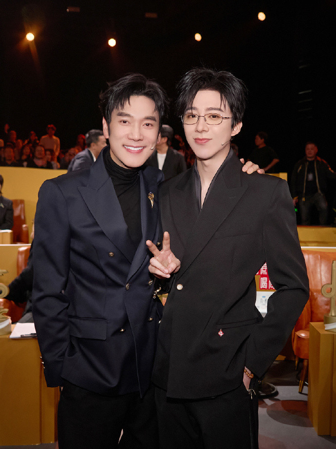 家人们快看！林依轮和刘宇宁同框了，这不就是我妈偶像和我偶像的梦幻相遇嘛！两大帅哥