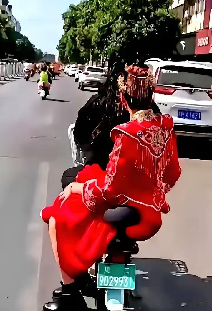 婆婆当众甩出一句“我儿子你配不上”，新娘没哭没闹，脱掉高跟鞋扔掉捧花，跨上闺蜜的