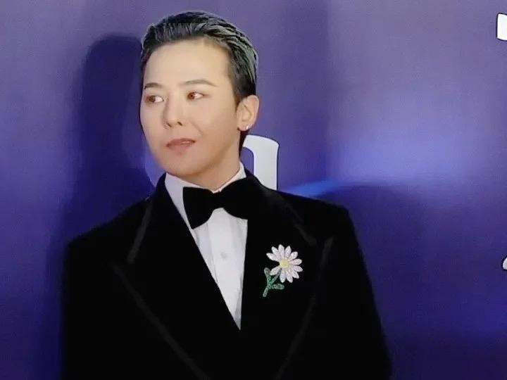 37岁的权志龙在近期活动中，以做了美甲且嘴巴歪斜的形象现身，其独特的模样引发大众