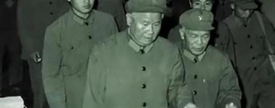 1984年，陈再道正在家中享受宁静时，突然传来敲门声，几名穿着制服的人闯入，说：